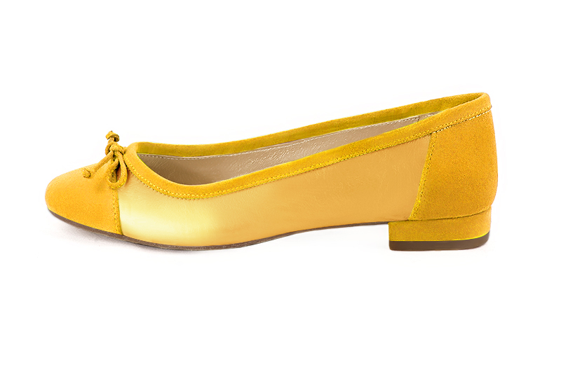 Yellow women's ballet pumps, with low heels. Round toe. Flat block heels. Profile view - Florence KOOIJMAN