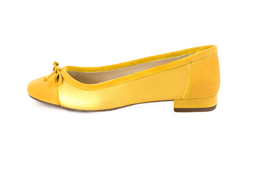 Ballerines habillées, élégantes et raffinées, avec un petit talon, coloris jaune soleil. Bout rond. Plat. Talon bottier. Personnalisation : Choix des cuirs, des couleurs et des talons. Petites et grandes pointures. - Florence KOOIJMAN