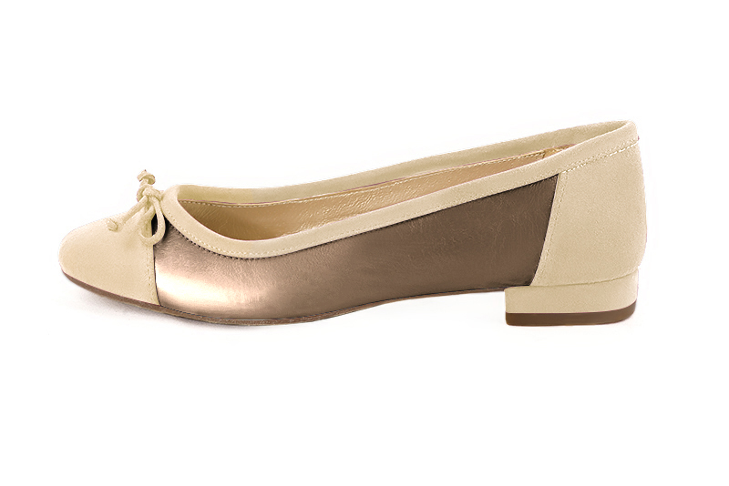 Champagne white and bronze gold women's ballet pumps, with low heels. Round toe. Flat block heels. Profile view - Florence KOOIJMAN
