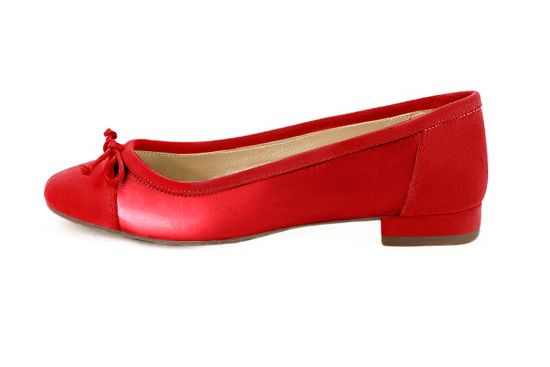 Scarlet red women's ballet pumps, with low heels. Round toe. Flat block heels. Profile view - Florence KOOIJMAN