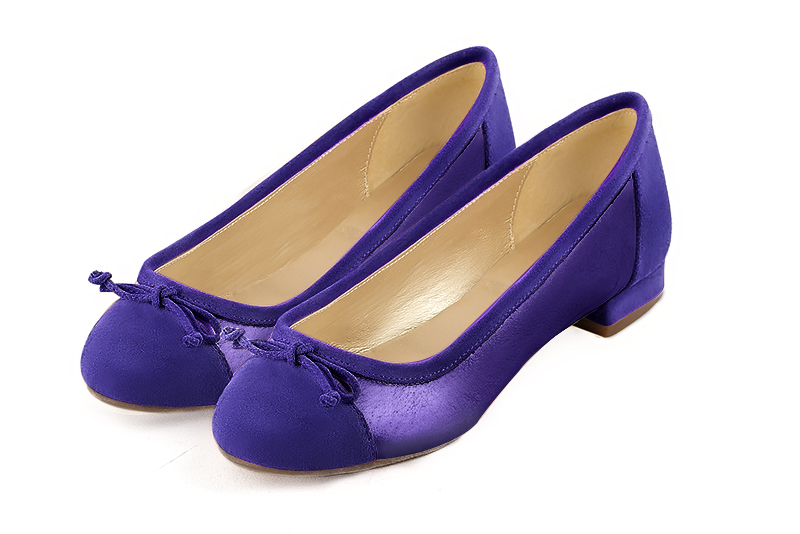 Violet purple women's ballet pumps, with low heels. Round toe. Flat block heels. Front view - Florence KOOIJMAN