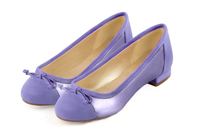 Lavender purple women's ballet pumps, with low heels. Round toe. Flat block heels. Front view - Florence KOOIJMAN