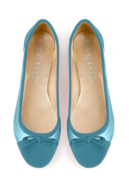 Peacock blue women's ballet pumps, with low heels. Round toe. Flat block heels. Top view - Florence KOOIJMAN
