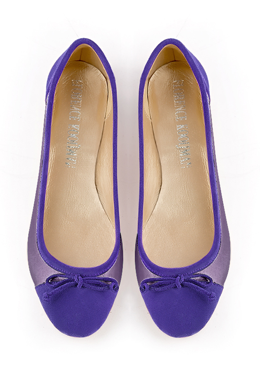 Violet purple women's ballet pumps, with low heels. Round toe. Flat block heels. Top view - Florence KOOIJMAN