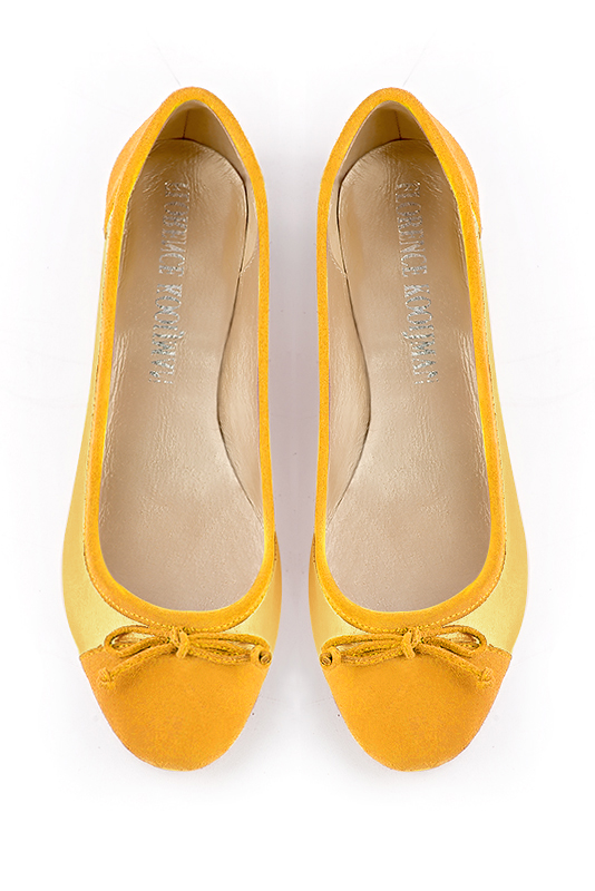 Yellow women's ballet pumps, with low heels. Round toe. Flat block heels. Top view - Florence KOOIJMAN