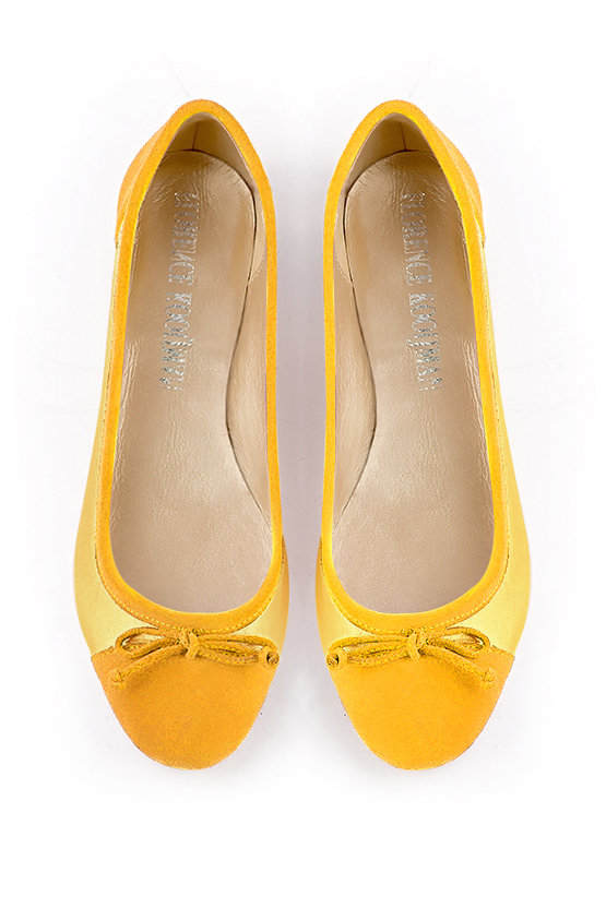 Yellow women's ballet pumps, with low heels. Round toe. Flat block heels. Top view - Florence KOOIJMAN