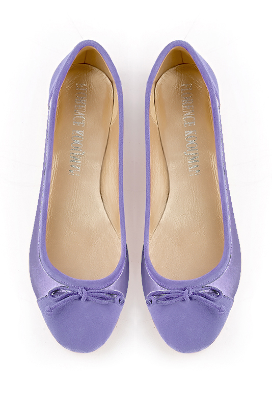 Lavender purple women's ballet pumps, with low heels. Round toe. Flat block heels. Top view - Florence KOOIJMAN