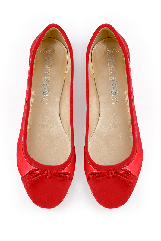 Scarlet red women's ballet pumps, with low heels. Round toe. Flat block heels. Top view - Florence KOOIJMAN