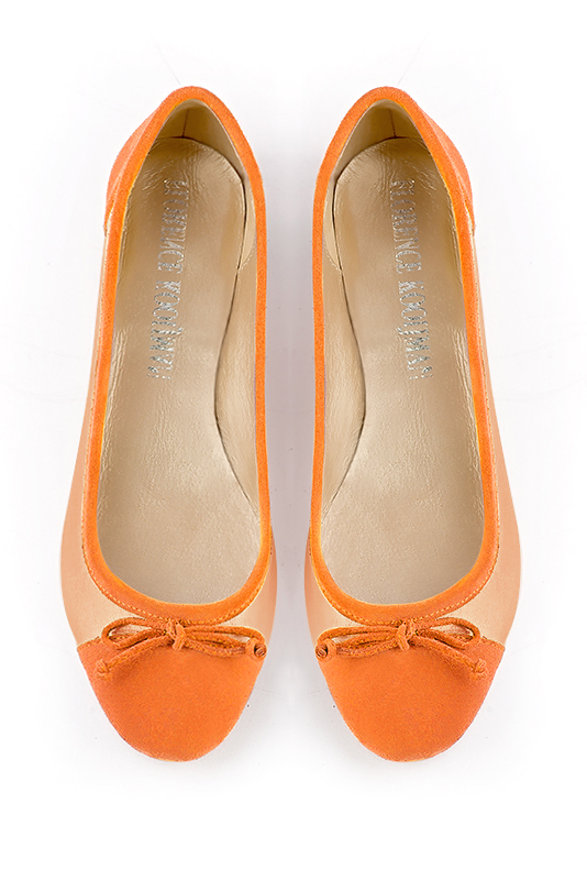 Apricot orange women's ballet pumps, with low heels. Round toe. Flat block heels. Top view - Florence KOOIJMAN