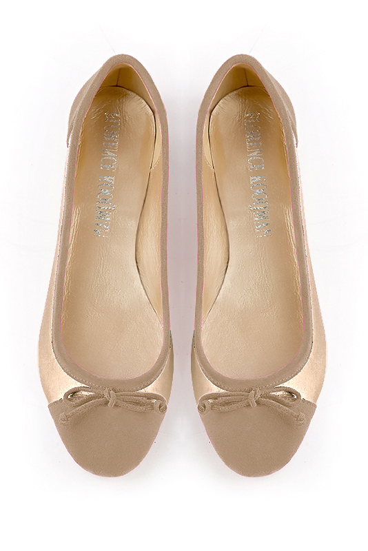 Tan beige and gold women's ballet pumps, with low heels. Round toe. Flat block heels. Top view - Florence KOOIJMAN
