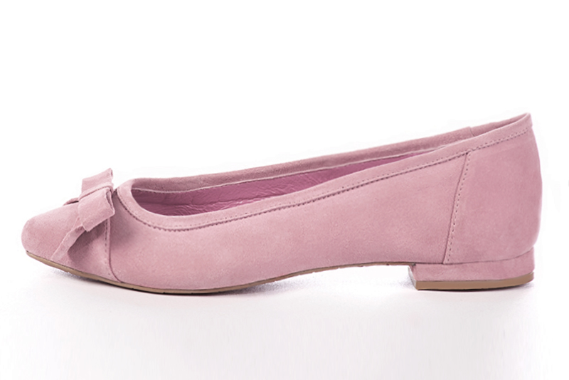 Light pink women's ballet pumps, with low heels. Round toe. Flat block heels. Profile view - Florence KOOIJMAN