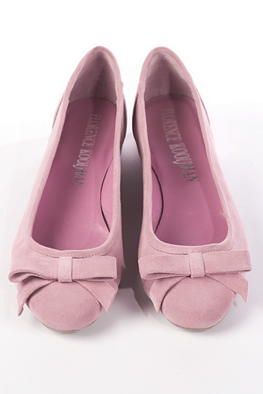 Light pink women's ballet pumps, with low heels. Round toe. Flat block heels. Top view - Florence KOOIJMAN