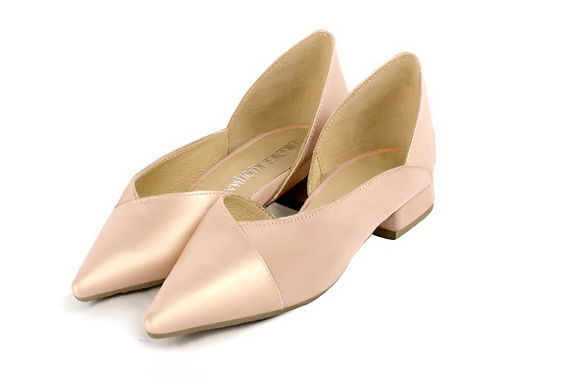 Powder pink women's open arch dress pumps. Pointed toe. Flat block heels. Front view - Florence KOOIJMAN