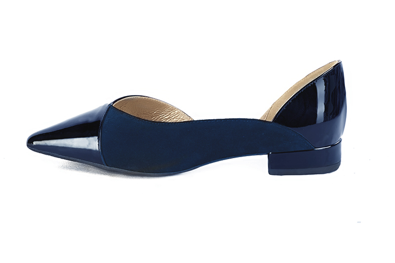 Navy blue women's open arch dress pumps. Pointed toe. Flat block heels. Profile view - Florence KOOIJMAN