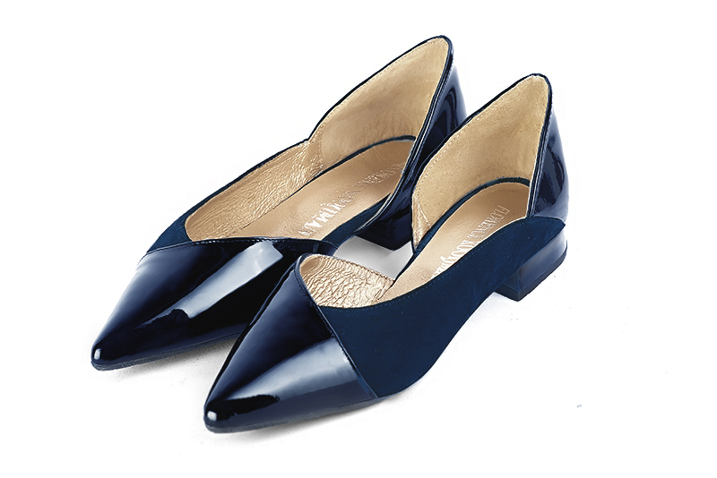 Navy blue women's open arch dress pumps. Pointed toe. Flat block heels. Front view - Florence KOOIJMAN