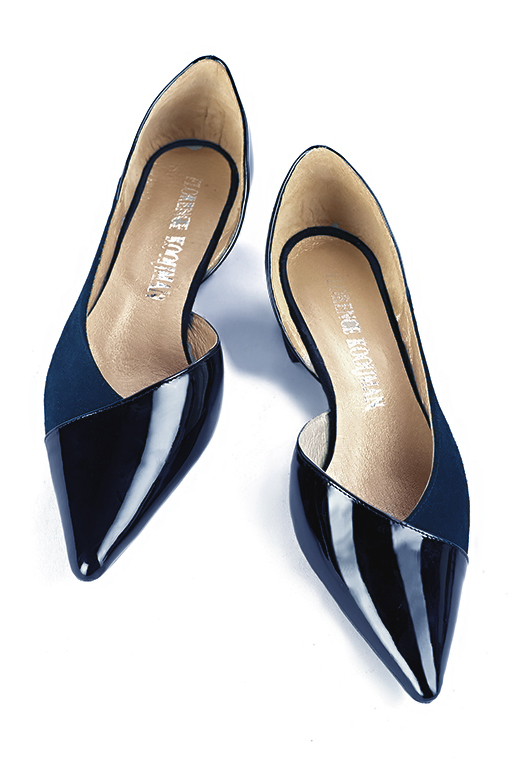 Navy blue women's open arch dress pumps. Pointed toe. Flat block heels. Top view - Florence KOOIJMAN