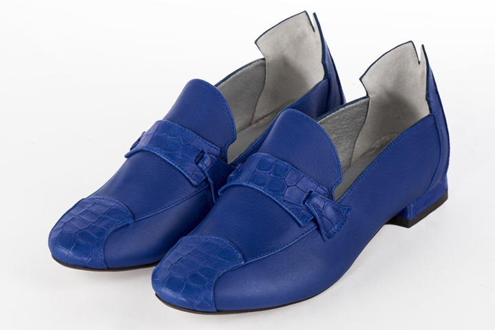 Electric blue women's fashion loafers. Round toe. Flat block heels. Front view - Florence KOOIJMAN