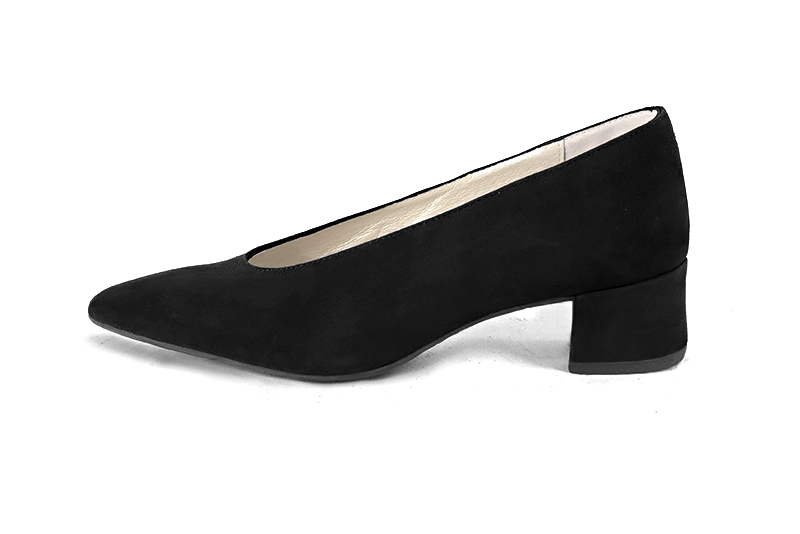 Matt black women's dress pumps, with a round neckline. Tapered toe. Low flare heels. Profile view - Florence KOOIJMAN