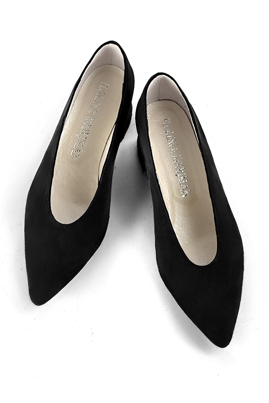 Matt black women's dress pumps, with a round neckline. Tapered toe. Low flare heels. Top view - Florence KOOIJMAN