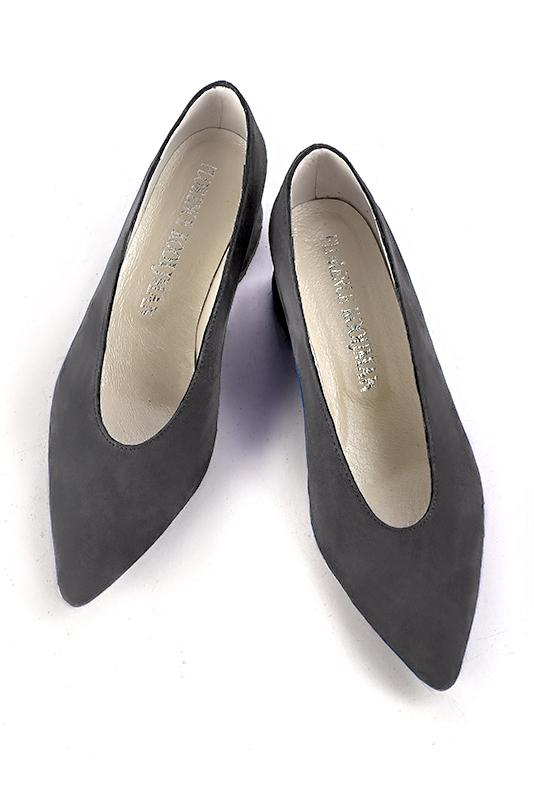Dark grey women's dress pumps, with a round neckline. Tapered toe. Low flare heels. Top view - Florence KOOIJMAN
