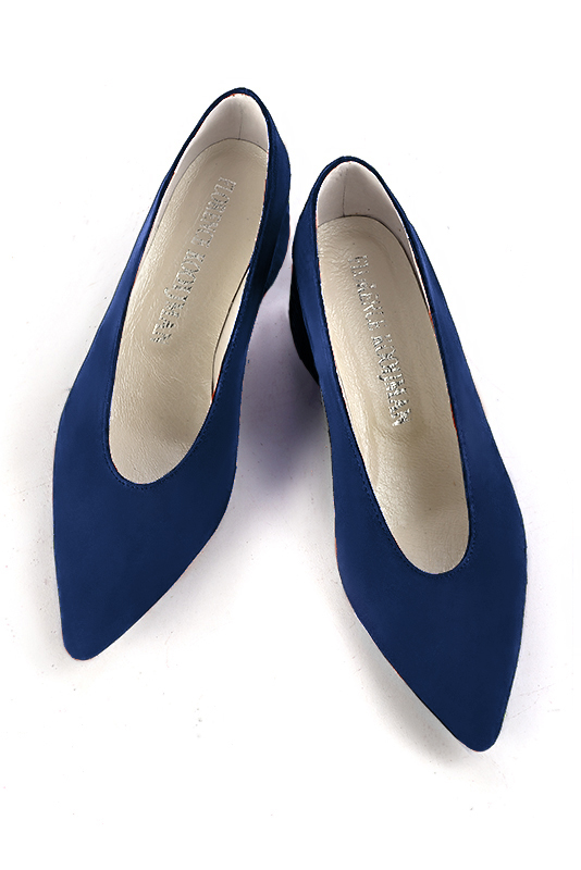 Navy blue women's dress pumps, with a round neckline. Tapered toe. Medium block heels. Top view - Florence KOOIJMAN