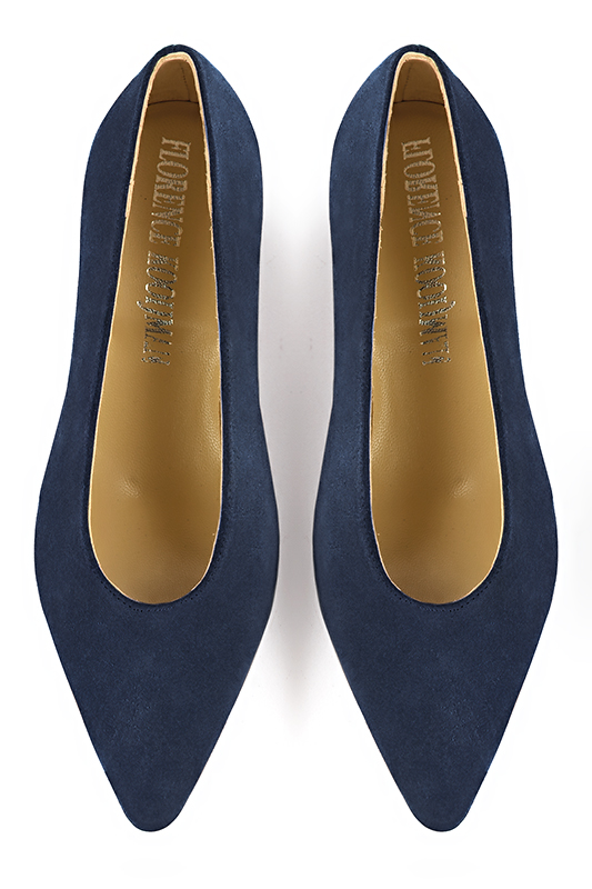 Navy blue women's dress pumps, with a round neckline. Tapered toe. Medium slim heel. Top view - Florence KOOIJMAN