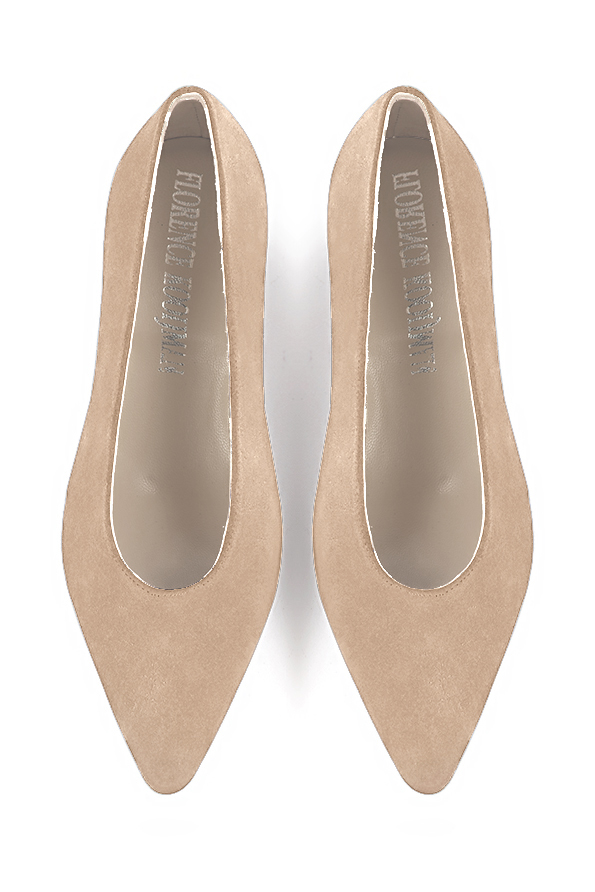 Tan beige women's dress pumps, with a round neckline. Tapered toe. Medium comma heels. Top view - Florence KOOIJMAN