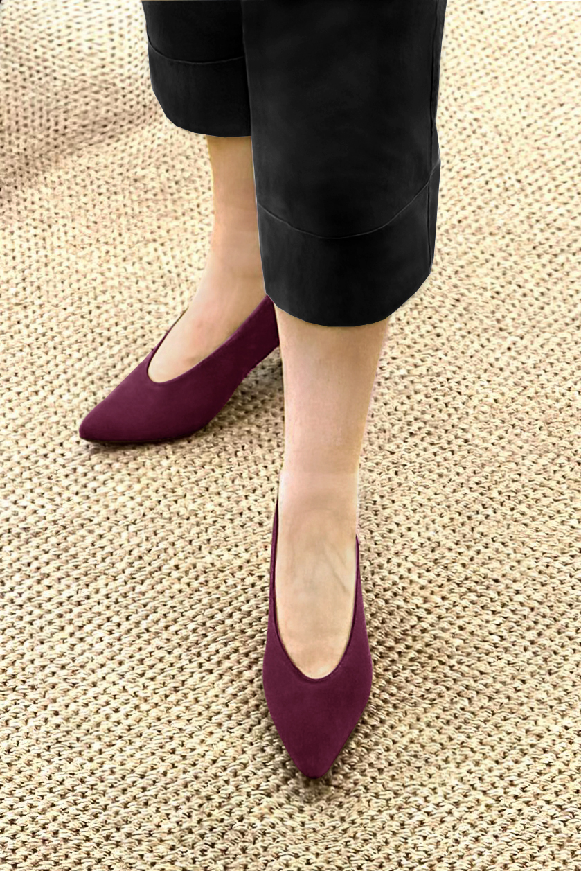Wine red women's dress pumps, with a round neckline. Tapered toe. Medium comma heels. Worn view - Florence KOOIJMAN