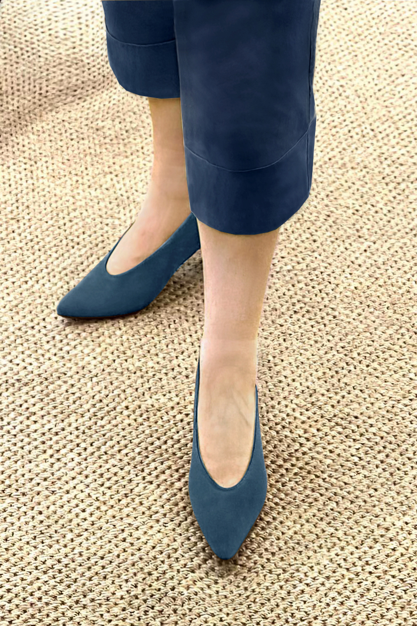 Peacock blue women's dress pumps, with a round neckline. Tapered toe. Medium comma heels. Worn view - Florence KOOIJMAN