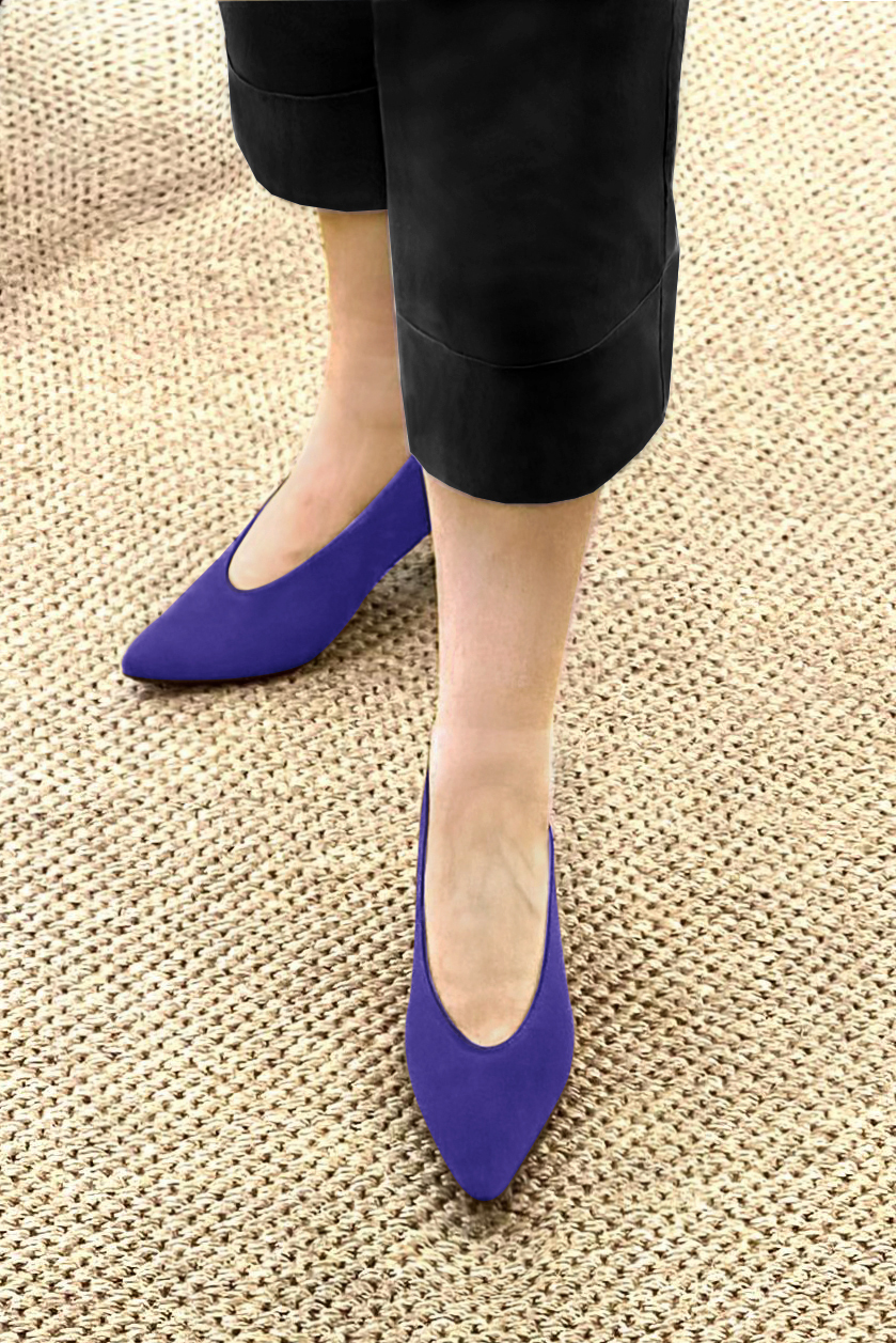 Violet purple women's dress pumps, with a round neckline. Tapered toe. Medium flare heels. Worn view - Florence KOOIJMAN