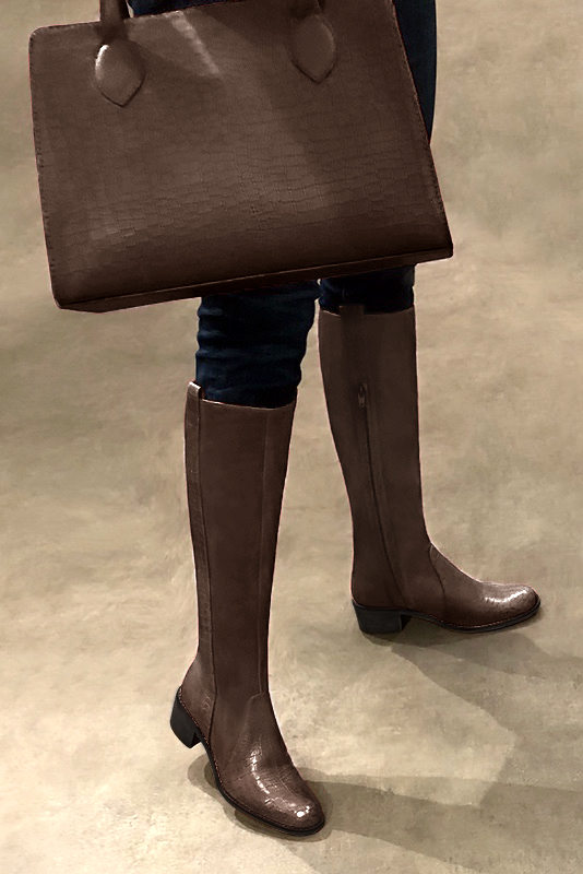 Dark brown women's riding knee-high boots. Round toe. Low leather soles. Made to measure. Worn view - Florence KOOIJMAN