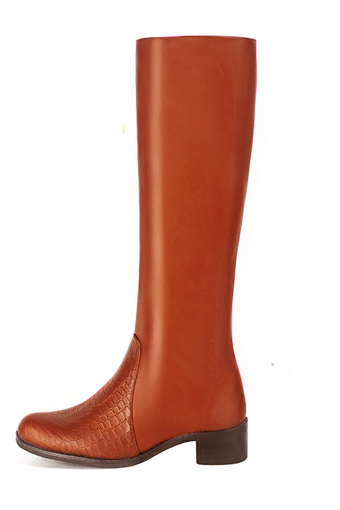 Bottes femme cavalières élégantes et raffinées, réalisées sur mesure, coloris orange corail. Bout rond. Semelle cuir mi-haut. Mollets fins ou larges. Personnalisation : Choix des cuirs, des couleurs et des talons. - Florence KOOIJMAN