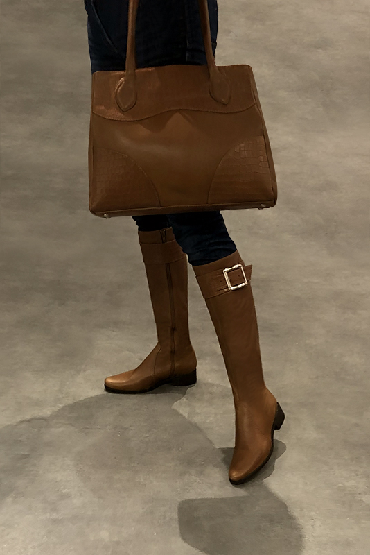 Caramel brown women's dress handbag, matching pumps and belts. Worn view - Florence KOOIJMAN