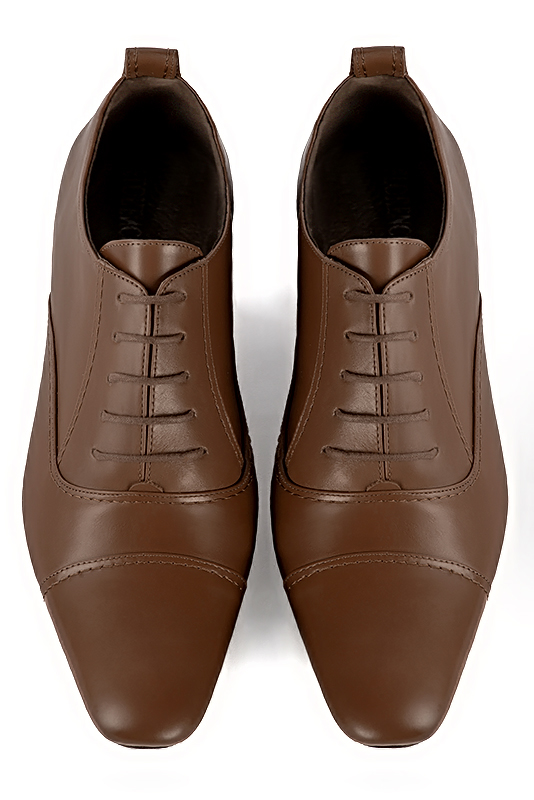 Caramel brown lace-up dress shoes for men. Round toe. Flat leather soles. Top view - Florence KOOIJMAN