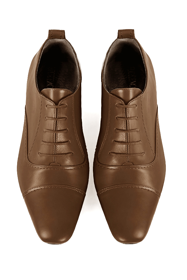 Caramel brown lace-up dress shoes for men. Round toe. Flat leather soles. Top view - Florence KOOIJMAN
