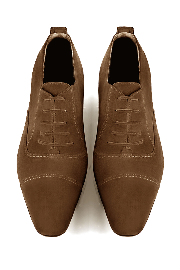 Caramel brown lace-up dress shoes for men. Round toe. Flat leather soles. Top view - Florence KOOIJMAN
