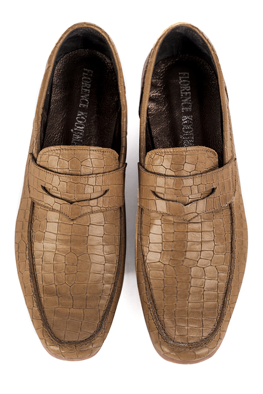 Camel beige dress loafers for men. Round toe. Flat leather soles. Top view - Florence KOOIJMAN
