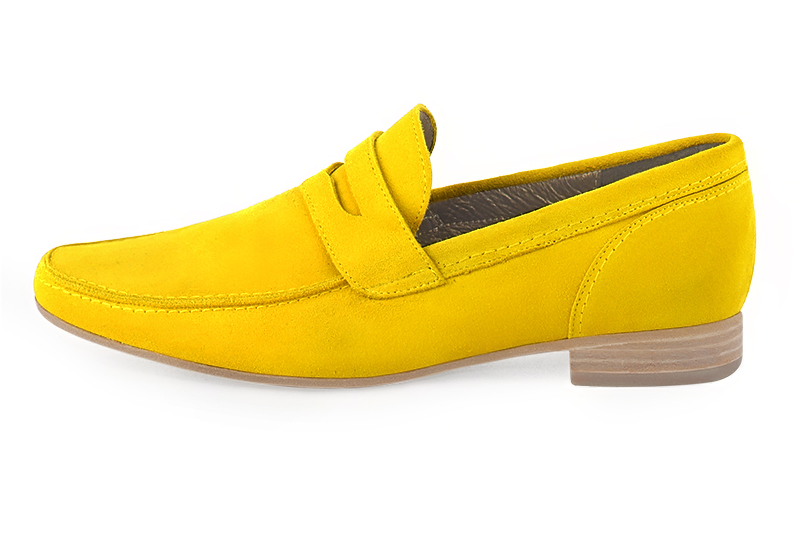 Yellow dress loafers for men. Round toe. Flat leather soles. Profile view - Florence KOOIJMAN