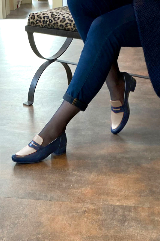Navy blue and champagne white women's essential loafers. Round toe. Low block heels. Worn view - Florence KOOIJMAN