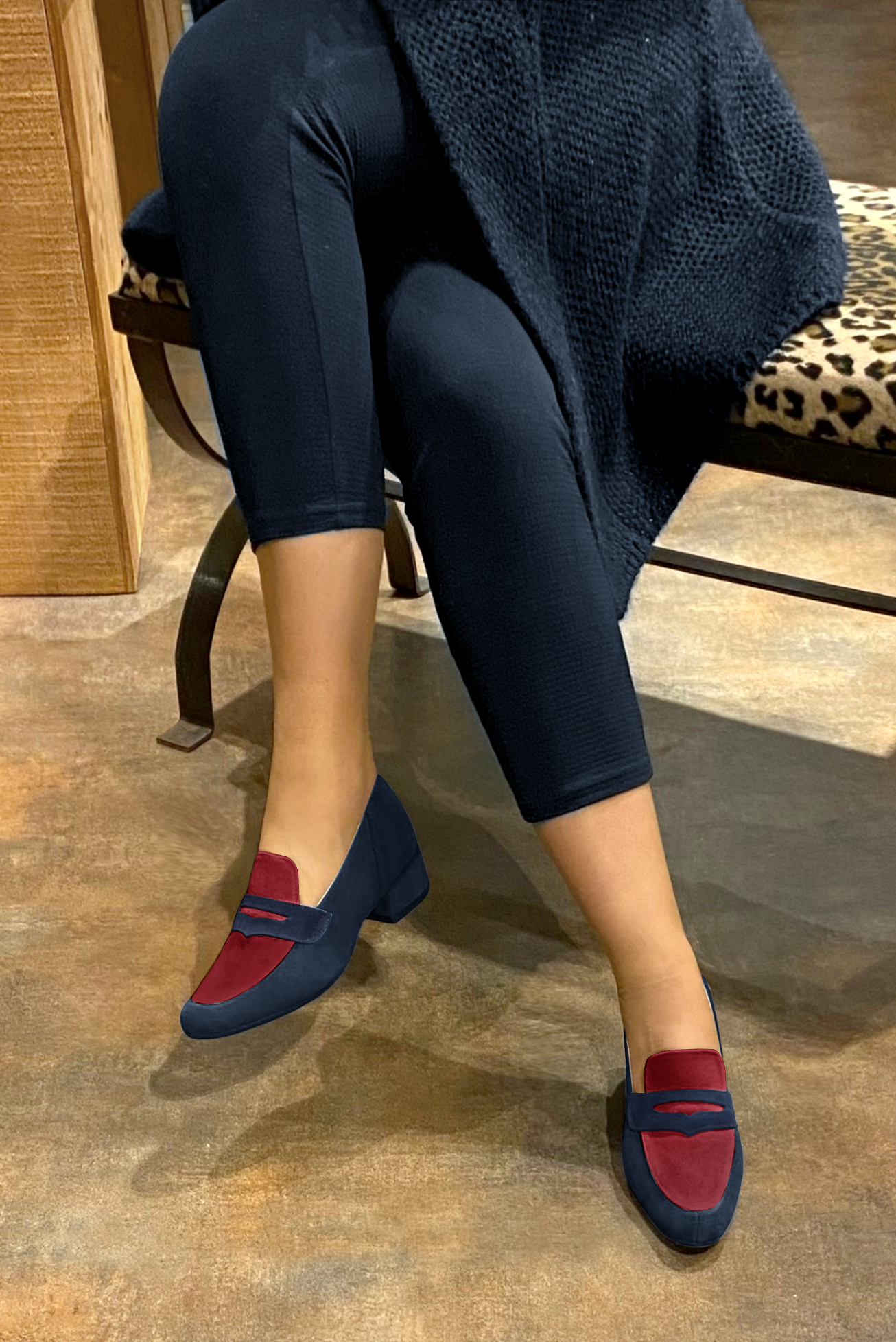 Navy blue and burgundy red women's essential loafers. Round toe. Low block heels. Worn view - Florence KOOIJMAN