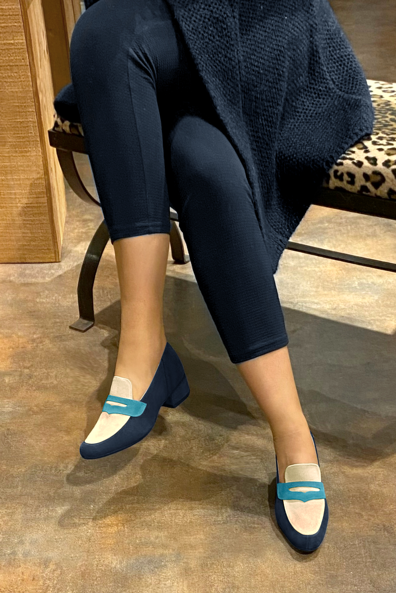 Navy blue and champagne beige women's essential loafers. Round toe. Low block heels. Worn view - Florence KOOIJMAN
