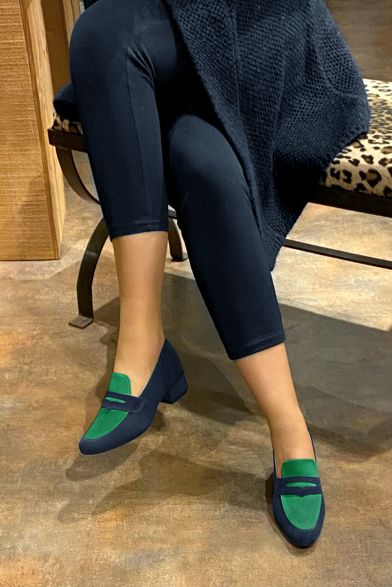 Navy blue and emerald green women's essential loafers. Round toe. Low block heels. Worn view - Florence KOOIJMAN