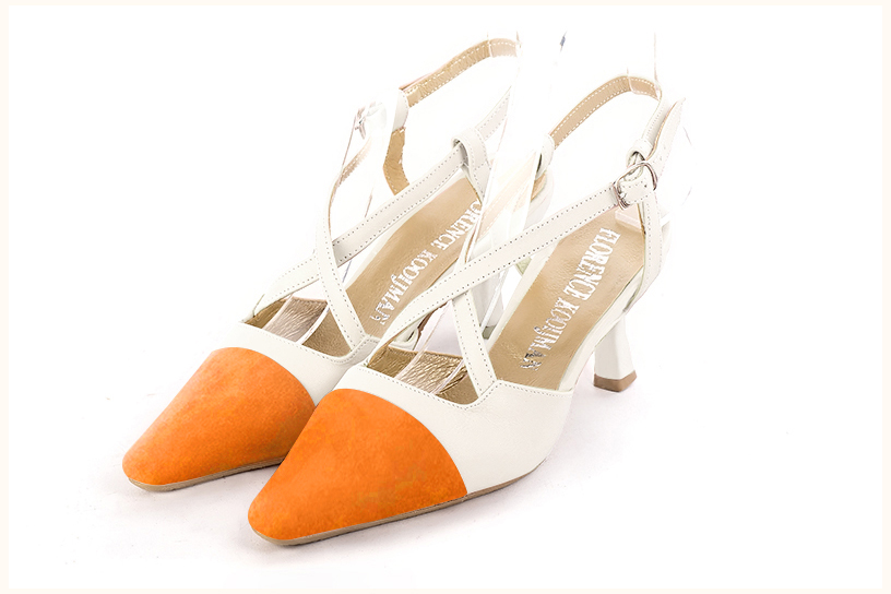 Chaussures habillées, élégantes et raffinées, ouvertes à l'arrière avec des brides croisées, coloris orange abricot et blanc cassé. Bout effilé. Mi-haut à haut. Talon bobine. Cérémonie, soirée, cocktail, évènementiel. Personnalisation : Choix des cuirs, 
                des couleurs et des talons. Petites et grandes pointures. - Florence KOOIJMAN