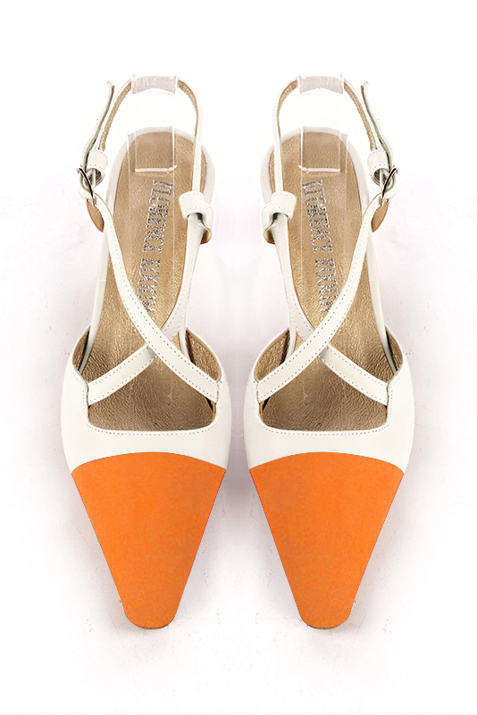 Chaussures habillées, élégantes et raffinées, ouvertes à l'arrière avec des brides croisées, coloris orange abricot et blanc cassé. Bout effilé. Mi-haut à haut. Talon bobine. Cérémonie, soirée, cocktail, évènementiel. Personnalisation : Choix des cuirs, 
                des couleurs et des talons. Petites et grandes pointures. - Florence KOOIJMAN