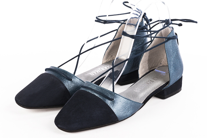 Navy blue women's open side shoes, with lace straps. Square toe. Flat block heels. Front view - Florence KOOIJMAN