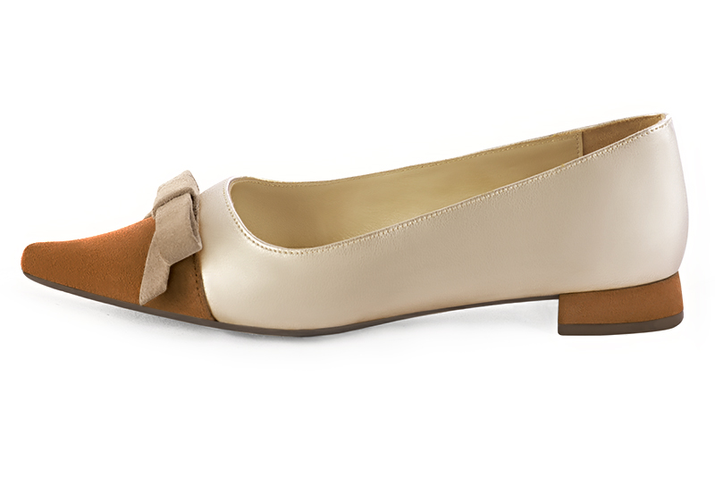 Caramel brown, gold and sand beige women's ballet pumps, with low heels. Pointed toe. Flat flare heels. Profile view - Florence KOOIJMAN