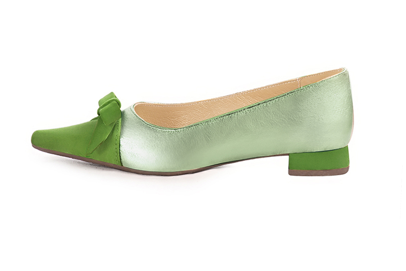 Grass green women's ballet pumps, with low heels. Pointed toe. Flat flare heels. Profile view - Florence KOOIJMAN