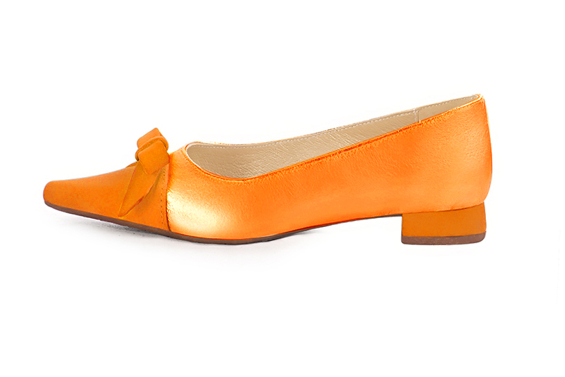 Apricot orange women's ballet pumps, with low heels. Pointed toe. Flat flare heels. Profile view - Florence KOOIJMAN