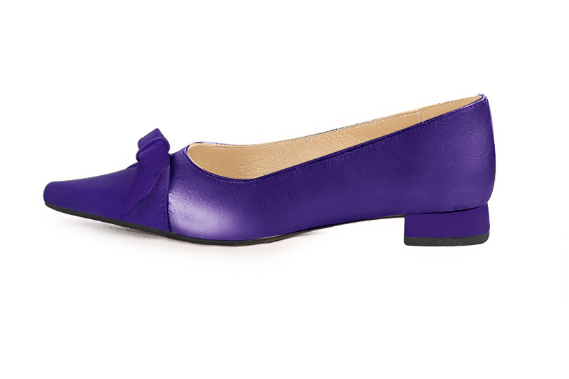 Violet purple women's ballet pumps, with low heels. Pointed toe. Flat flare heels. Profile view - Florence KOOIJMAN