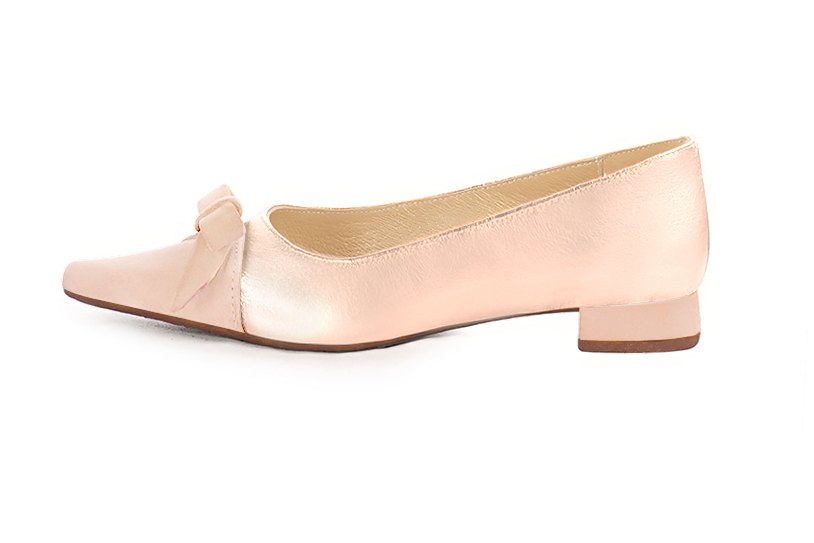 Powder pink women's ballet pumps, with low heels. Pointed toe. Flat flare heels. Profile view - Florence KOOIJMAN